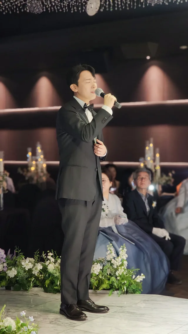 축가가 이어지는 동안 무대 쪽을 바라보는 하객석