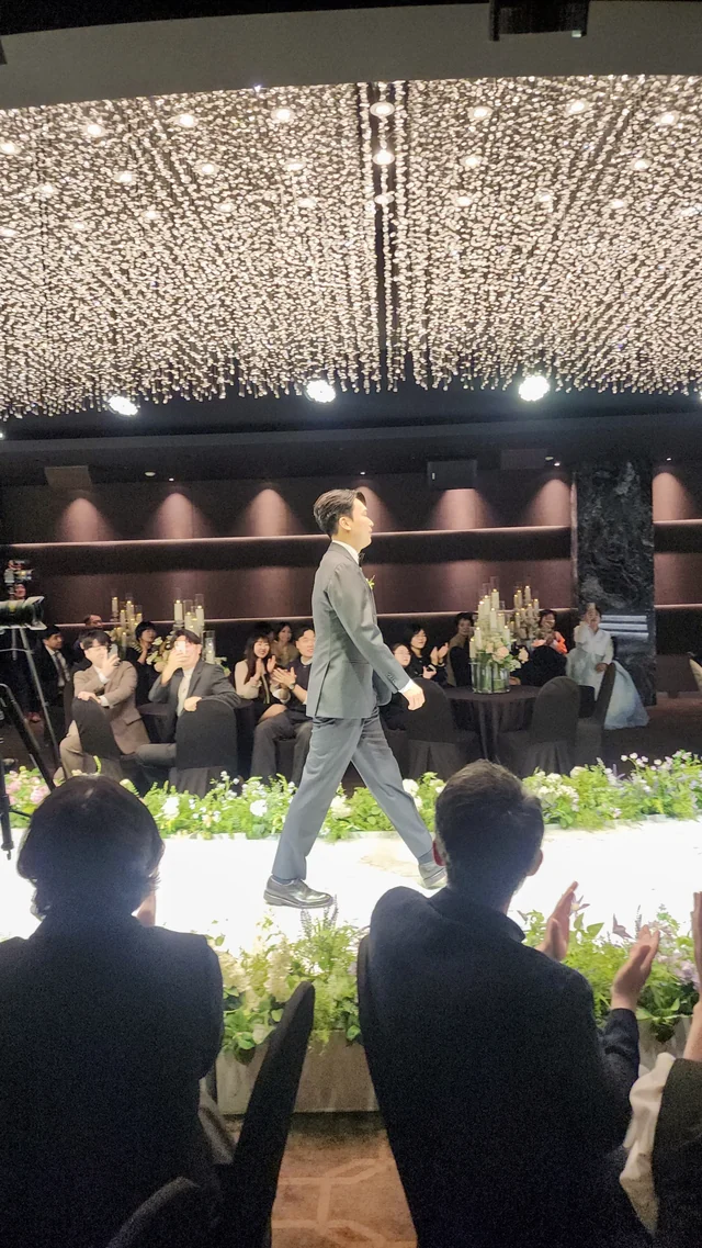 버진로드를 걸어 입장하는 신랑과 양옆의 하객석