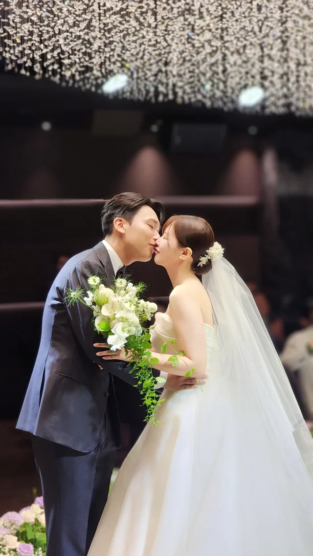 성혼 선언 뒤 입을 맞추는 신랑신부