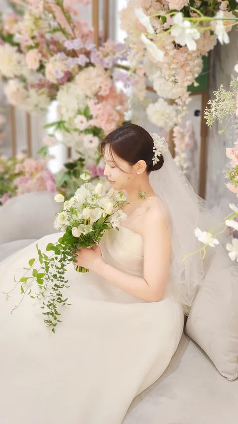 아이폰스냅비용에 포함된 식전 촬영 — 생화 앞에 앉은 신부