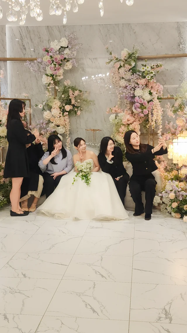 신부대기실을 찾아온 친구들과 둘러선 신부