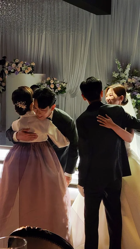 한복 차림 어머님과 인사를 나누는 신랑신부