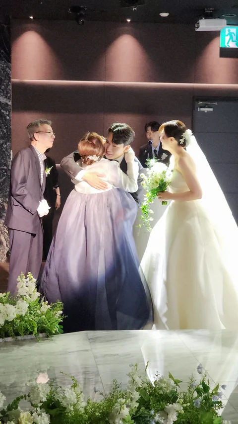 예식을 마치고 하객과 끌어안은 신부