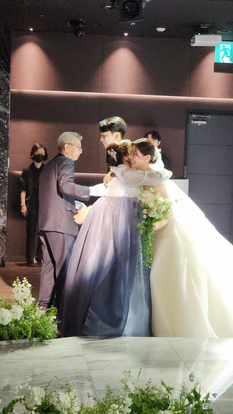 예식이 끝난 뒤 한복 차림 하객과 끌어안고 웃는 신부
